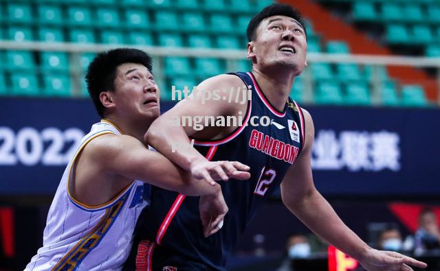 江南体育-广东宏远遭遇新疆飞虎，争夺榜首位置