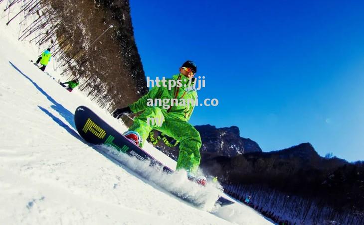 江南体育-水上滑雪选手飞驰水面